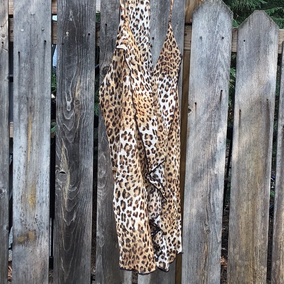 Light & Sheer Ruffle Tank Top - Picture 4 of 10
